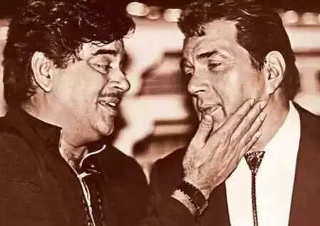 शत्रुघ्न सिन्हा ने धर्मेंद्र को दी भावभीनी श्रद्धांजलि, कहा- 'हमेशा हमारे दिलों में रहेंगे'