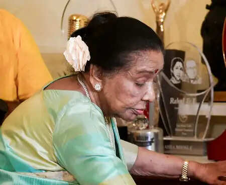 संगीत की रानी आशा भोसले का निधन: जानें उनके अद्भुत करियर की कहानी