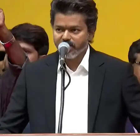 तमिलनाडु के नए मुख्यमंत्री विजय को बधाई देने वाले सितारे: माधवन से सिमरन तक