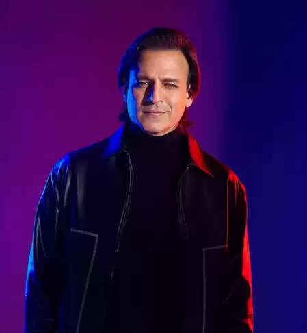 यूएई में भारतीयों के लिए विवेक ओबेरॉय का संदेश: 'शांति बनाए रखें, पैनिक न करें'