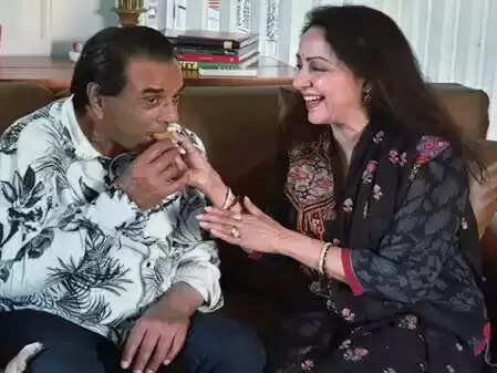 हेमा मालिनी ने धर्मेंद्र को याद करते हुए साझा की भावनाएं, कहा- 'जिंदगी के बिखरे टुकड़ों को समेट रही हूं'
