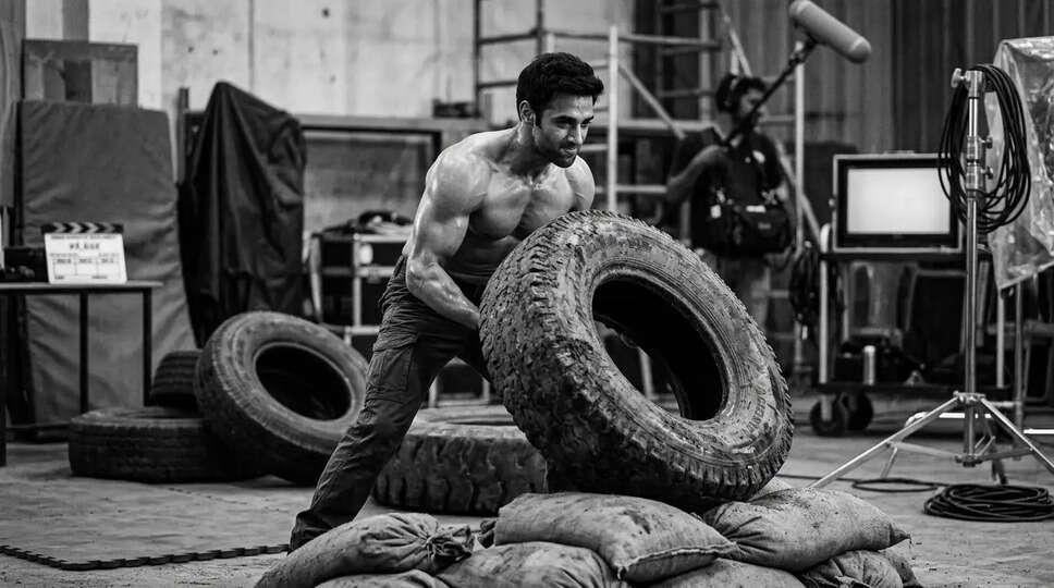 क्या है Pulkit Samrat की नई फिल्म 'Glory' की तैयारी का राज़? जानें इस BTS वीडियो में!