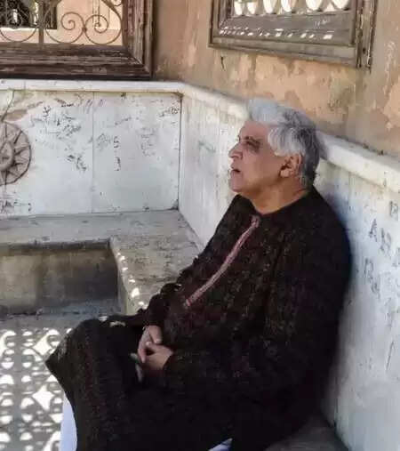 जावेद अख्तर: 27 पैसे लेकर मुंबई पहुंचे, कैसे बने बॉलीवुड के मशहूर गीतकार?