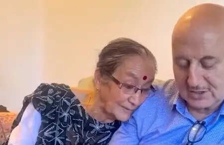 मदर्स डे पर बॉलीवुड सितारों ने मां के प्रति जताया प्यार, देखिए खास यादें!