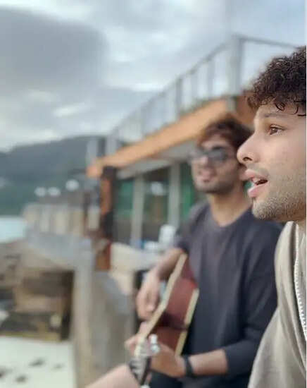 सिद्धांत चतुर्वेदी ने जन्मदिन पर पेश किया नया गाना 'रहना', जानें इसकी खासियत!