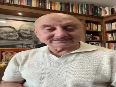 अनुपम खेर ने नए साल की खुशी के लिए सुनाई दिल छू लेने वाली कविता, जानें क्या कहा!