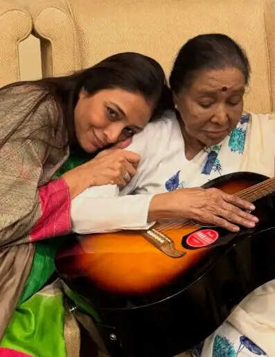 तब्बू को आशा भोसले का अनमोल तोहफा: गिटार के साथ साझा की भावनाएं