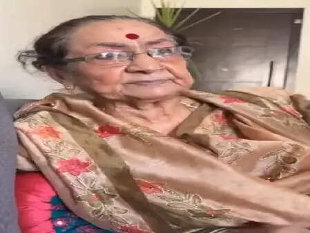 अनुपम खेर की मां दुलारी ने भाई राजू का किया समर्थन, निक्कर विवाद में आईं सामने!