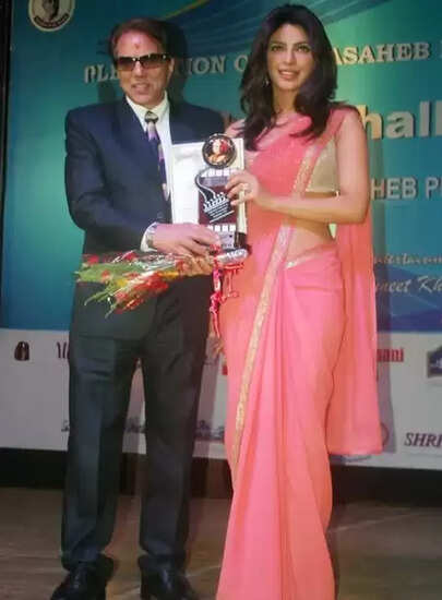 धर्मेंद्र के निधन पर बॉलीवुड सितारों की भावुक श्रद्धांजलि: प्रियंका चोपड़ा से लेकर सोनू सूद तक