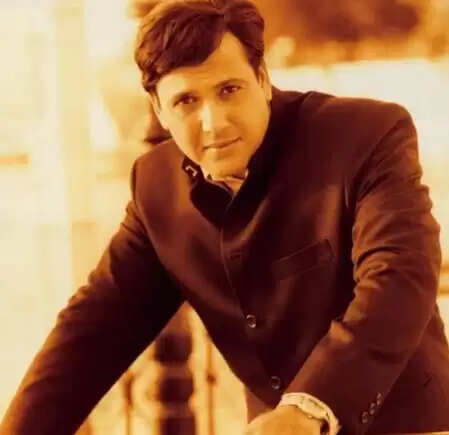 गोविंदा की संघर्ष भरी कहानी: लोकल ट्रेन में सफर से लेकर फिल्मी करियर तक