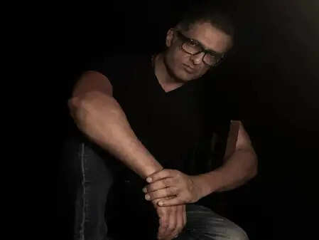 कश्मीर से बॉलीवुड तक: संजय सूरी की प्रेरणादायक यात्रा