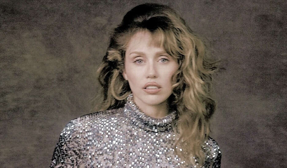 माइली साइरस ने 'हैना मोंटाना' के 20 साल पूरे होने पर भव्य समारोह में दी श्रद्धांजलि