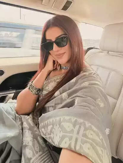 अक्षरा सिंह का भोजपुरी साहित्य सम्मेलन में शानदार आगमन, जानें क्या कहा उन्होंने!