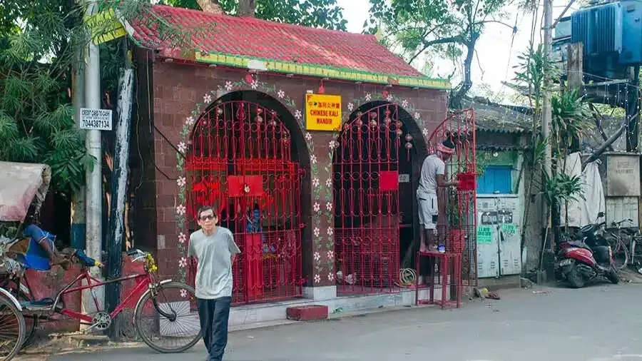 भारत के अनोखे मंदिरों में चढ़ने वाले अजीबो-गरीब प्रसाद!