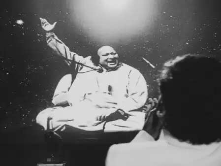 क्या आप जानते हैं नुसरत फतेह अली खान का वो गाना जो पिता-बेटी के रिश्ते को बयां करता है?