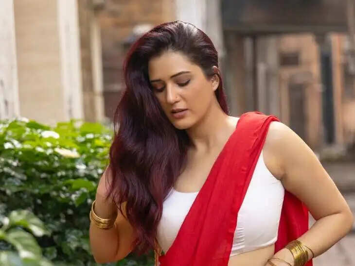 क्या ईशा रिखी और बादशाह के बीच है कुछ खास? जानें सोशल मीडिया पर चल रही चर्चाओं के बारे में!