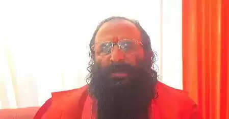 शाहरुख खान के फैसले पर महंत रविंद्र पुरी का कड़ा विरोध: क्या केकेआर का भविष्य खतरे में है?