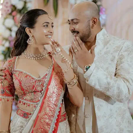 क्या है पृथ्वी शॉ की सगाई की कहानी? जानें उनकी मंगेतर आकृति अग्रवाल के बारे में!