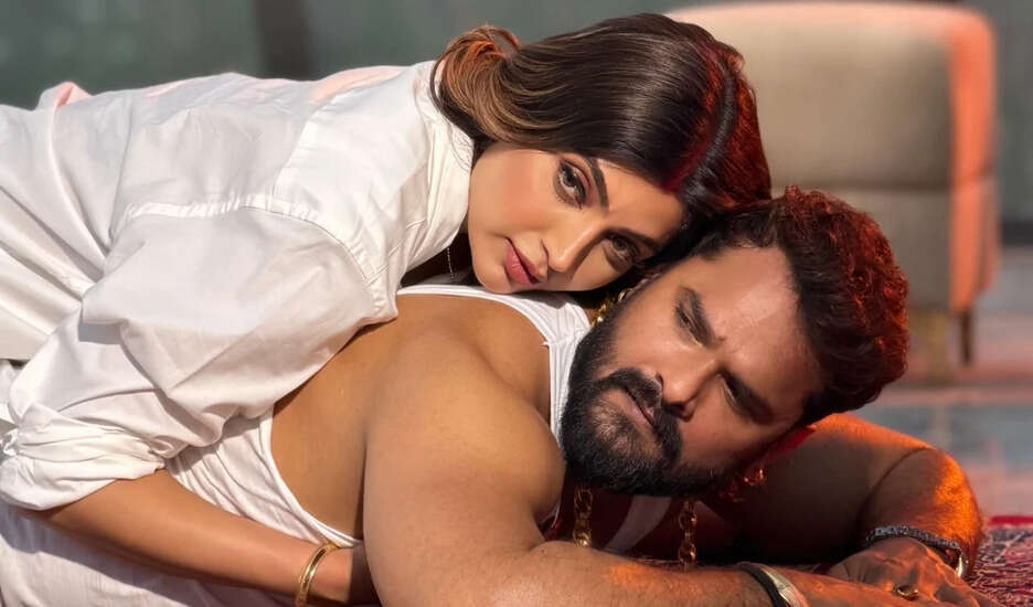 खेसारी लाल यादव के जन्मदिन पर आकांक्षा पुरी की रोमांटिक बधाई ने मचाई हलचल