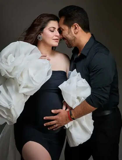 बॉलीवुड के डायरेक्टर अभिषेक पाठक और शिवालिका ओबेरॉय बने माता-पिता, बेटी का स्वागत!