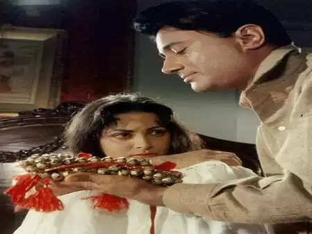 वहीदा रहमान का अनोखा किस्सा: सांप को चूमने का डायरेक्टर का अजीब निर्देश!