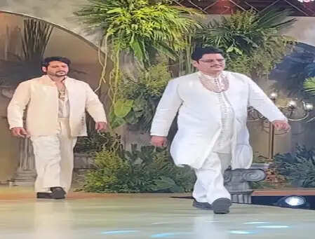 क्या आप जानते हैं 'भाबीजी घर पर हैं' के तिवारी जी का नया अवतार? देखिए उनका रैंप वॉक!