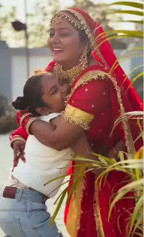 भोजपुरी स्टार अंजना सिंह की बेटी अदिति के साथ सेट पर बिताए खास पल!