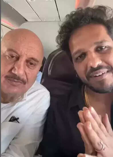 अनुपम खेर की फ्लाइट में गजल का जादू: पृथ्वी गंधर्व के साथ खास मुलाकात!