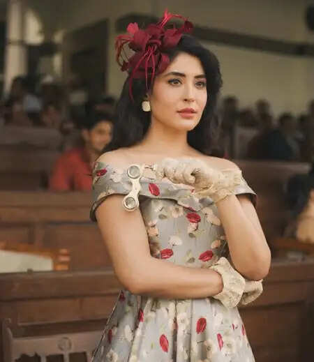 क्या है 'मटका किंग' में कृतिका कामरा का जादू? जानें 60-70 के दशक का फैशन!