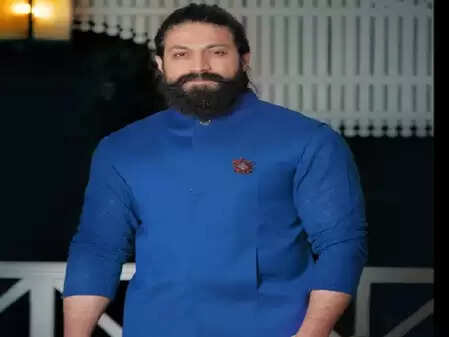 कन्नड़ सुपरस्टार यश की मां का विवाद: जमीन हड़पने के आरोपों का सामना