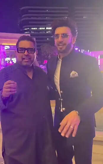 रणवीर सिंह और शंकर महादेवन का मजेदार वीडियो: 'सजदे' गाने पर झुके अभिनेता!