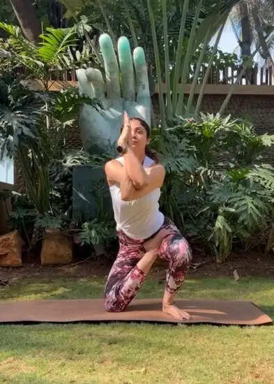 क्या आप जानते हैं 'वातायनासन' के अद्भुत लाभ? शिल्पा शेट्टी ने किया खुलासा!