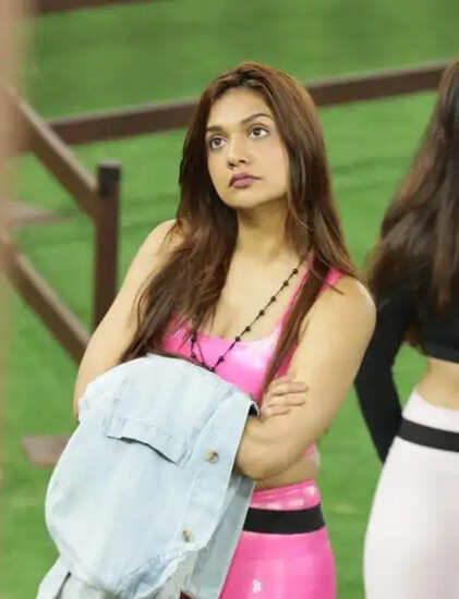 दिव्या अग्रवाल ने 'द 50' से बाहर आने के बाद रियलिटी शो को कहा अलविदा, जानें क्यों!