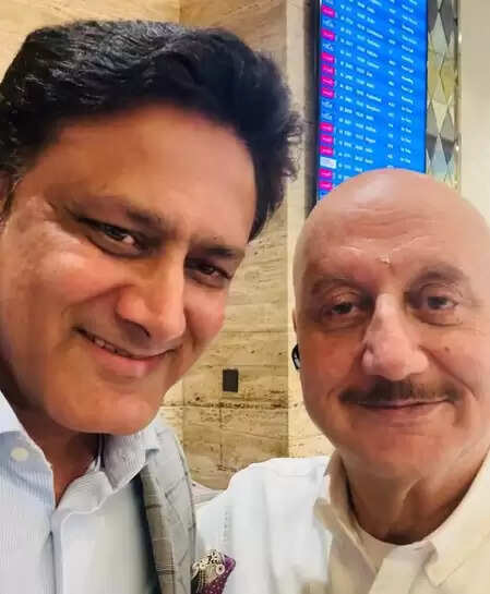 अनुपम खेर की अनिल कुंबले से एयरपोर्ट पर हुई खास मुलाकात, जानें क्या कहा!