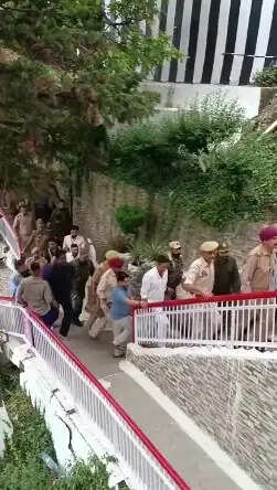 अक्षय कुमार की वैष्णो देवी यात्रा: श्रद्धालुओं में उमड़ा उत्साह!