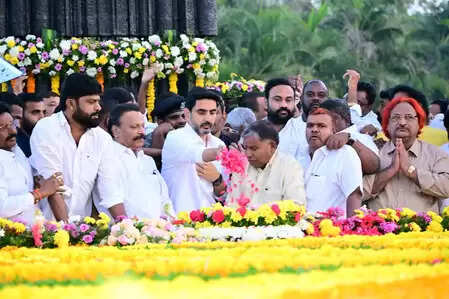 आंध्र प्रदेश के पूर्व मुख्यमंत्री NTR की 30वीं पुण्यतिथि: परिवार और प्रशंसकों ने दी श्रद्धांजलि