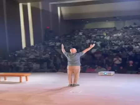 अनुपम खेर का जादू: बेंगलुरु में दर्शकों ने किया जोरदार स्वागत!