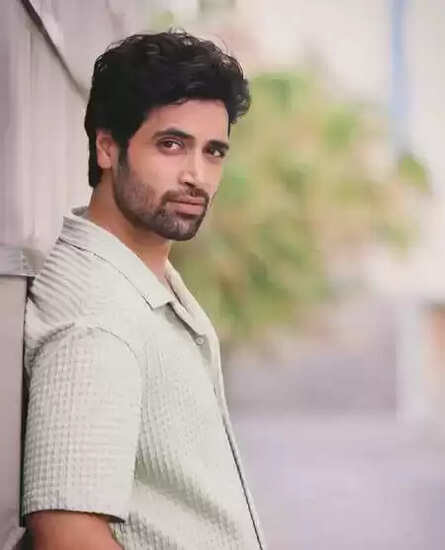 अदिवि शेष ने भद्रकाली मंदिर में जाकर 'डकैत' की सफलता के लिए मांगा आशीर्वाद!