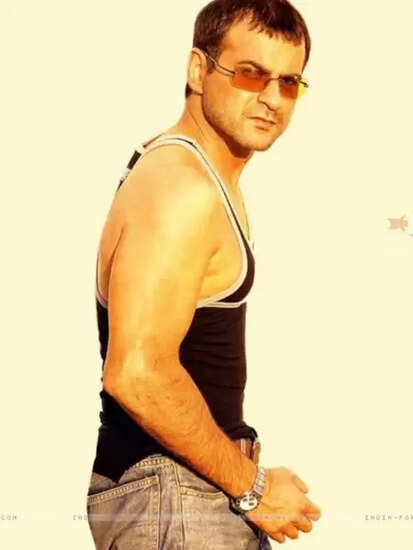 क्या आप जानते हैं संजय कपूर का पहला निगेटिव रोल? जानें उनकी यादें और फिल्म 'कोई मेरे दिल से पूछे' के बारे में!