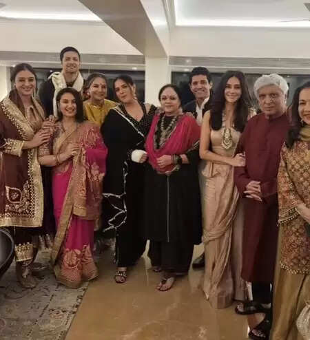 शबाना आजमी की गर्ल गैंग: दोस्ती और खुशियों का जश्न!