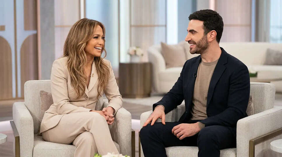 क्या Jennifer Lopez और Brett Goldstein के बीच है कुछ खास? जानें "Office Romance" के बारे में!