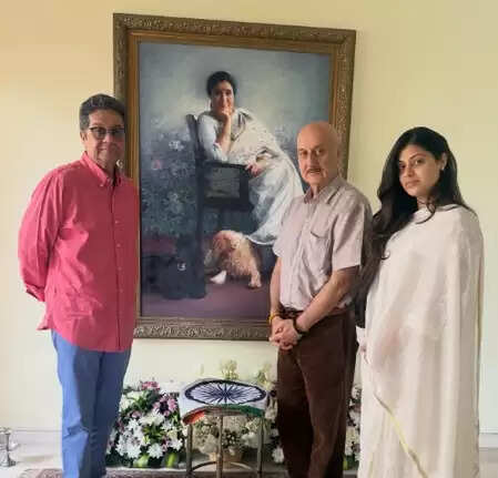 अनुपम खेर ने दी आशा भोसले को भावभीनी श्रद्धांजलि, सन्नाटे में गूंजती रही उनकी आवाज