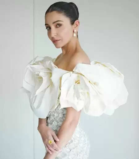 क्या आप जानते हैं बॉलीवुड के ये सितारे भारतीय सेना से कैसे जुड़े हैं?