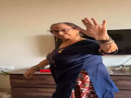 अनुपम खेर की मां दुलारी ने रैंप वॉक से जीता दिल, देखिए उनका क्यूट वीडियो!