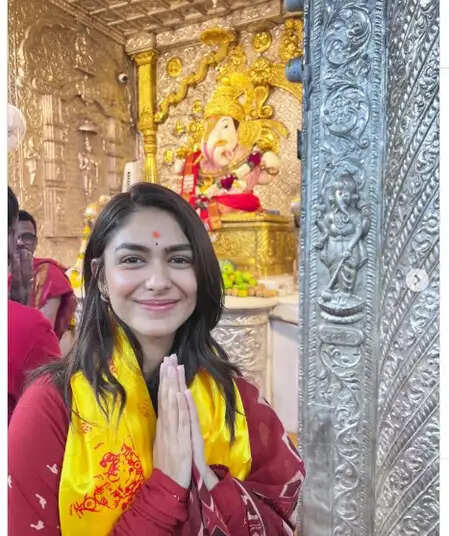 क्या है पुणे के श्रीमंत दगडूशेठ हलवाई गणपति मंदिर की खासियत? जानें मृणाल ठाकुर के दर्शन की कहानी!