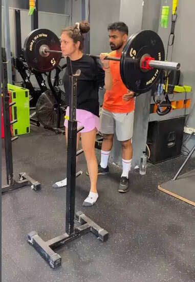 दृष्टि धामी का फिटनेस वीडियो: जानें कैसे करती हैं बैलेंस अपने करियर और पर्सनल लाइफ का!