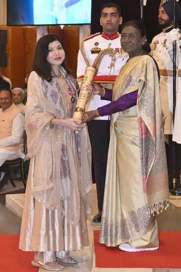 कौन हैं वो सितारे जिन्होंने पद्म पुरस्कारों से किया अपने नाम का रोशन?