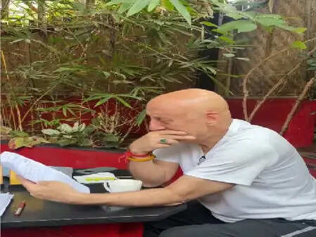 अनुपम खेर की 550वीं फिल्म: थिएटर के पुराने दिनों की यादें ताजा