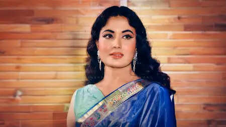 मीना कुमारी की अनसुनी कहानी: डाकुओं के बीच बिताई रात का रहस्य!