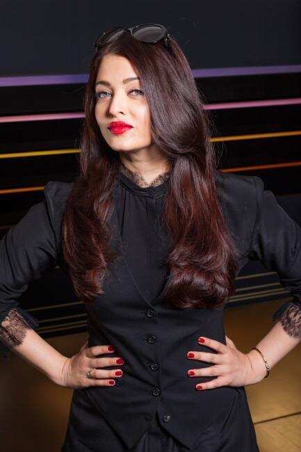 Anushka Sharma is taller than Shahrukh and Aamir. Know the heights of these Bollywood stars